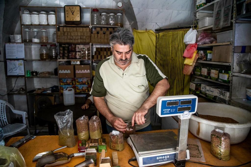 Un hombre local vendiendo zataar en Alepo.